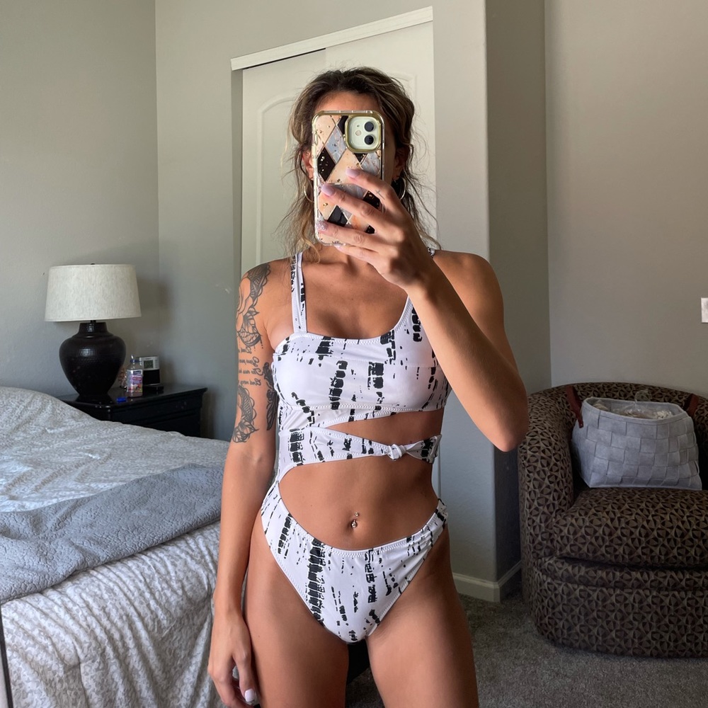 Wheel Mark Cut-out Bikini Swimsuit - Picture 4 of 4